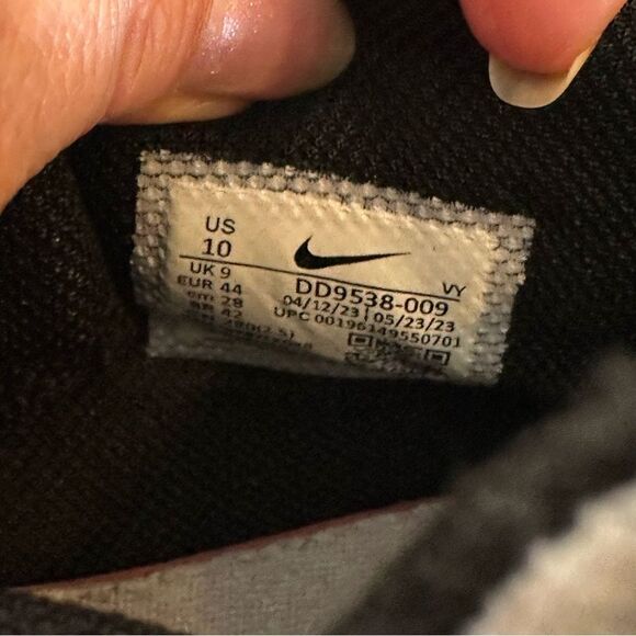 Nike Gray and Black Sneakers with Modern Design - Picture 6 of 7